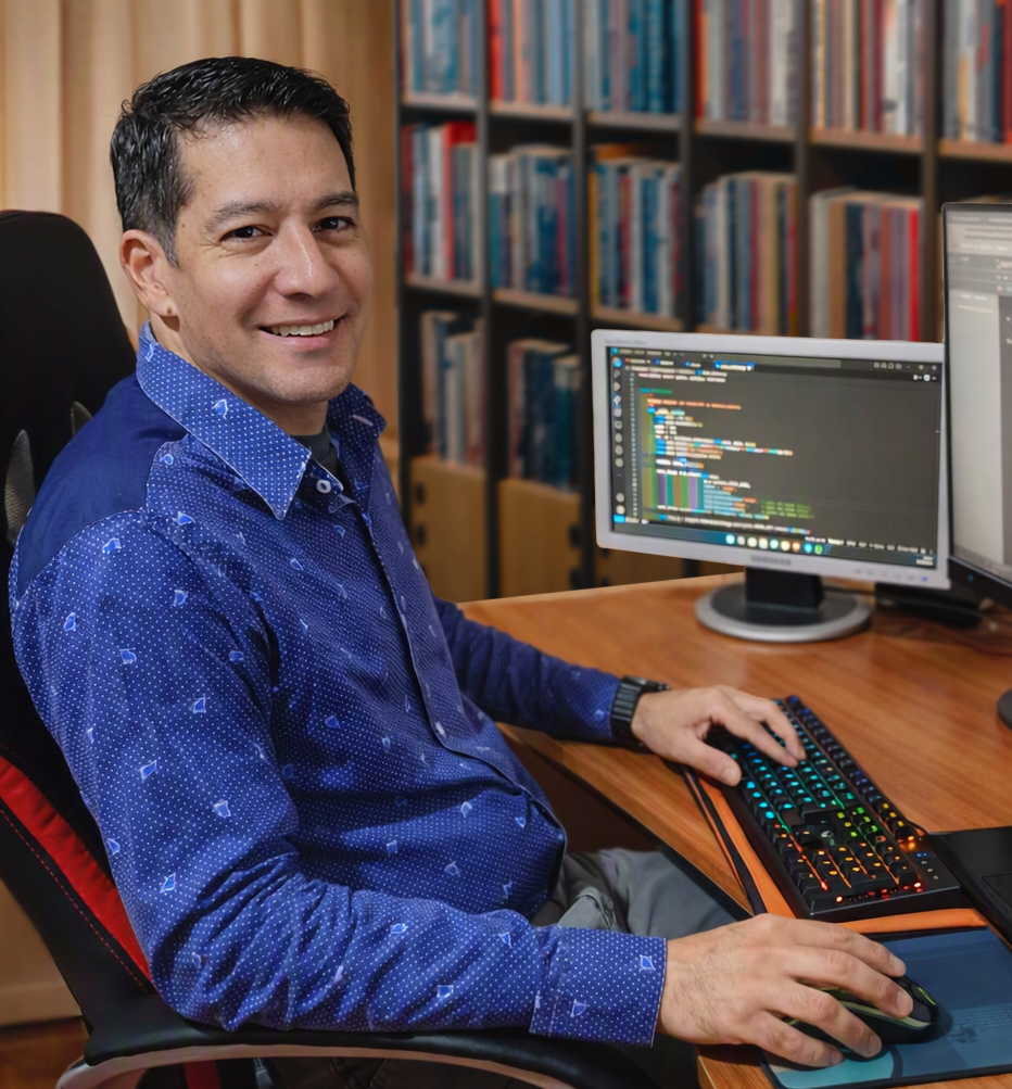 Martín Alegre trabajando en su oficina